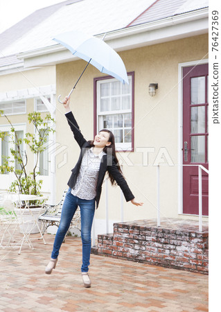 一個女人打著傘 76427369