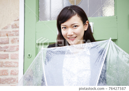 一個女人打著傘 76427387