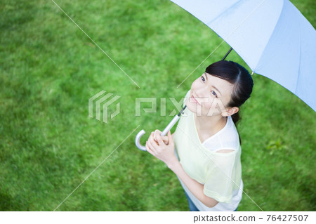 一個女人打著傘 76427507