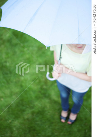 一個女人打著傘 76427516