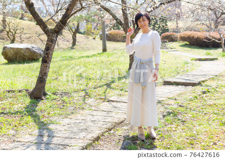 埼玉縣秩父市享受春天的中年老年婦女 76427616