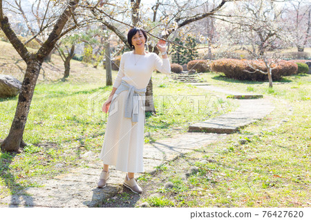 埼玉縣秩父市享受春天的中年老年婦女 76427620