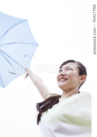一個女人打著傘 76427768