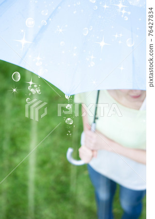 一個女人打著傘 一個女人打著傘 76427834