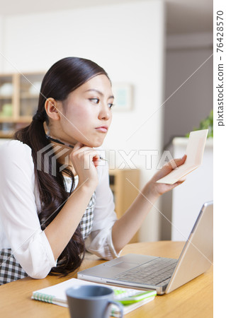 拿著家庭帳簿的婦女 76428570