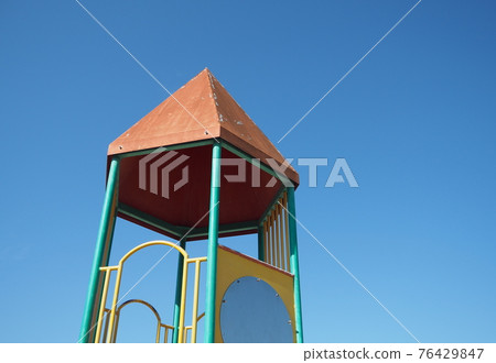 公園操場設備和藍天 76429847