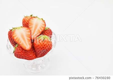 Bright red strawberries served on a plate (red hoppe) Bright red strawberries served on a plate (red hoppe) 76430280