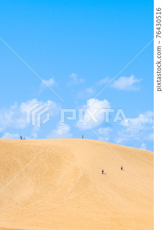 Tottori sand dunes 76430516