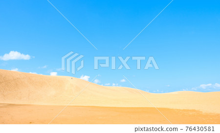 Tottori sand dunes 76430581