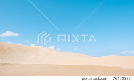 Tottori sand dunes 76430582