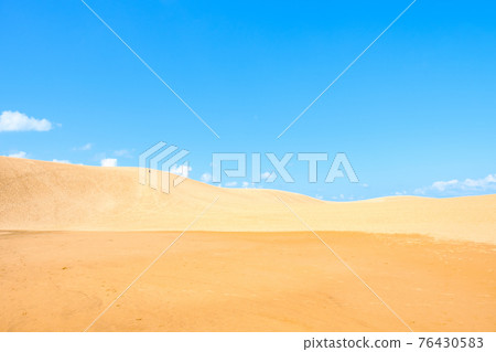 Tottori sand dunes 76430583