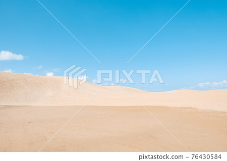 Tottori sand dunes 76430584