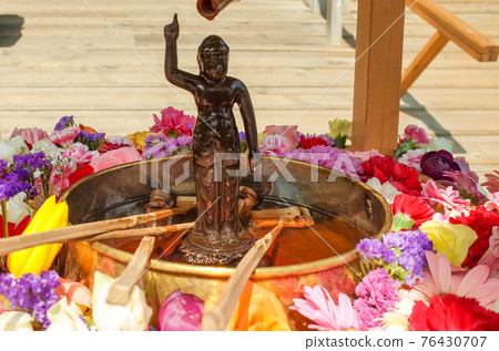 澆水地藏和五顏六色的鮮花 76430707