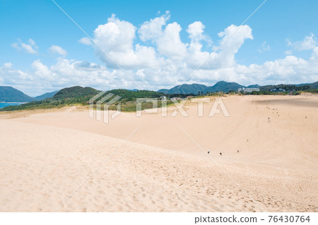 Tottori sand dunes 76430764