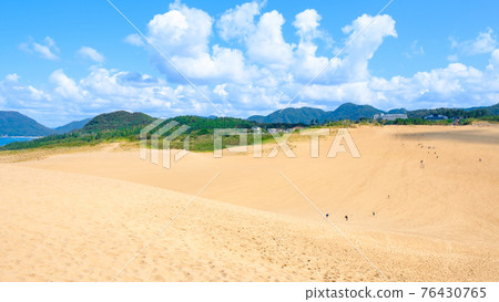Tottori sand dunes 76430765