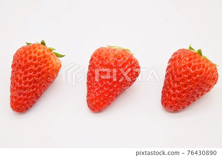 三顆鮮紅的草莓一字排開（紅臉頰） 76430890