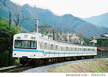 Chichibu Railway 1000 series running fast toward Mitsumineguchi 76431355