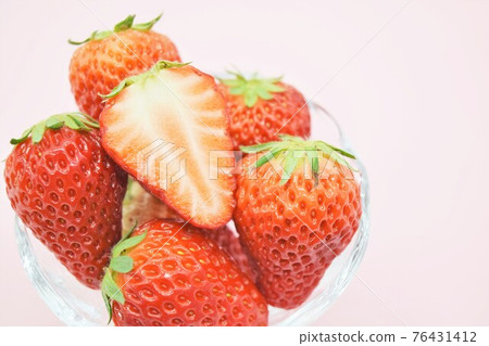 Bright red strawberries served on a plate (red hoppe) 76431412