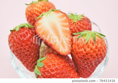 Bright red strawberries served on a plate (red hoppe) 76431416