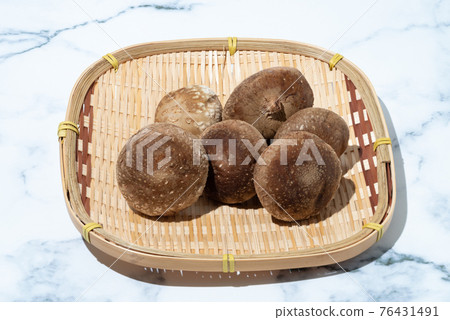 新鮮的蘑菇!香菇 新鮮的蘑菇!香菇 76431491