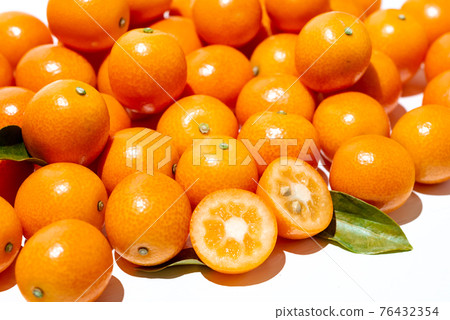 Fresh fruit kumquat 76432354
