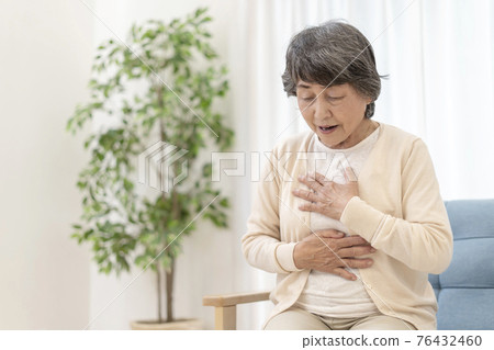 身體狀況不佳的高級婦女 胸痛 胃痛 76432460