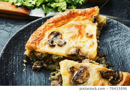 Whole meat pie with mushrooms Whole meat pie with mushrooms 76433896
