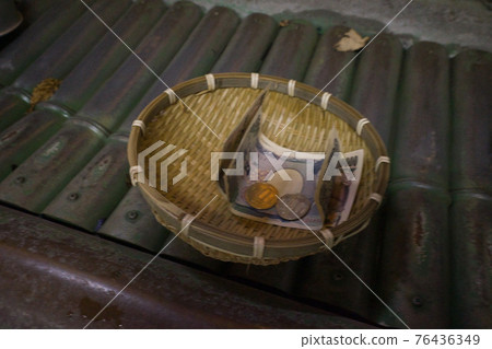 Money and colander to wash with Kamakura Zeniarai Benten Money and colander to wash with Kamakura Zeniarai Benten 76436349