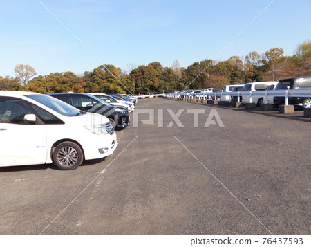 廣闊的停車場 廣闊的停車場 76437593
