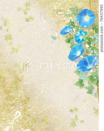 藍色牽牛花金色日本紙背景的夏季形象 藍色牽牛花金色日本紙背景的夏季形象 76437995