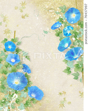 藍色牽牛花金色日本紙背景的夏季形象 藍色牽牛花金色日本紙背景的夏季形象 76437997