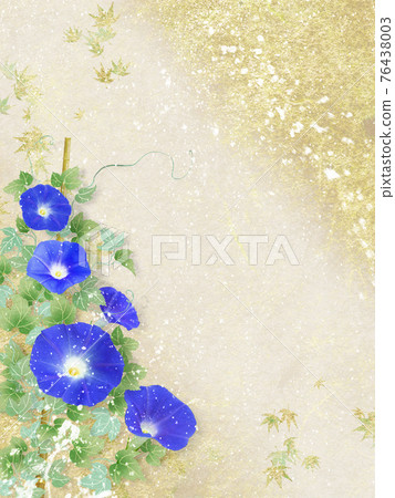 藍色牽牛花盛開的金色日本紙背景的夏季形象 藍色牽牛花盛開的金色日本紙背景的夏季形象 76438003