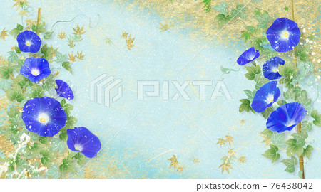 藍色牽牛花盛開的金色日本紙背景的夏季形象 藍色牽牛花盛開的金色日本紙背景的夏季形象 76438042