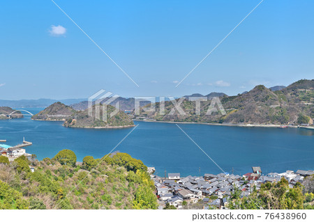 [Townscape of Mitarai from the observatory of the hill park where you can see the history] (High resolution version) Mitarai, Yutakamachi, Kure City, Hiroshima Prefecture 76438960