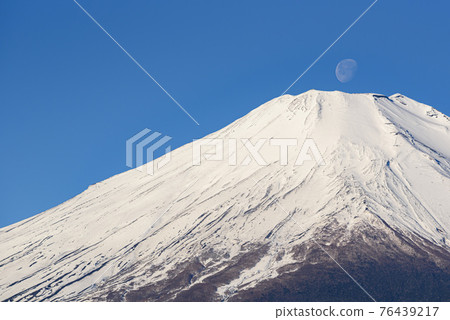 The moon over Mt. Fuji (Pearl Fuji) 76439217
