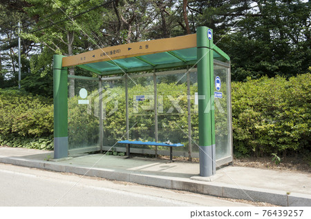 當地城市的一個安靜的巴士站 當地城市的一個安靜的巴士站 76439257