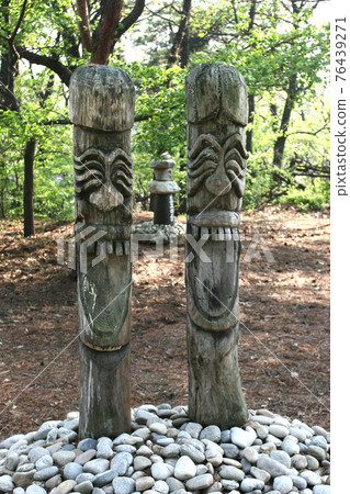 A humorous and friendly traditional Korean sculpture 76439271