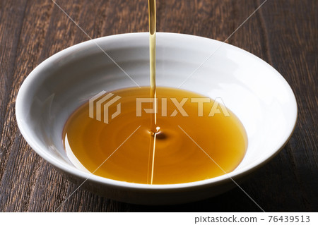 盤子上的芝麻油 76439513