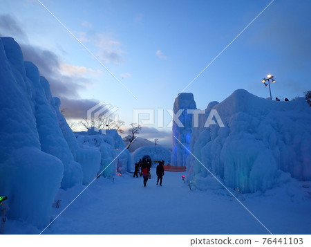 具有冬季北海道藝術的支笏湖冰節 76441103