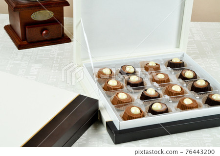 Very delicious chocolate candies in a box Very delicious chocolate candies in a box 76443200