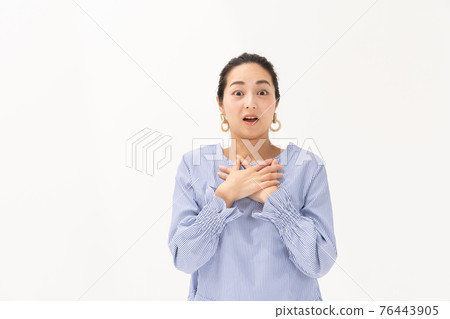 驚奇的中間婦女前面 76443905