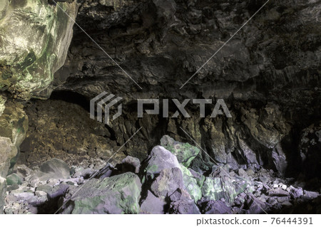 Inside volcanic cave - Cueva de los Verdes Inside volcanic cave - Cueva de los Verdes 76444391