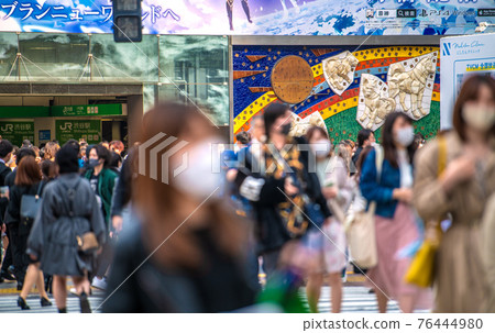 Tokyo cityscape of Japan 905 people in Osaka (the highest number ever). After the cancellation, many people will be in front of Shibuya station = April 8 76444980