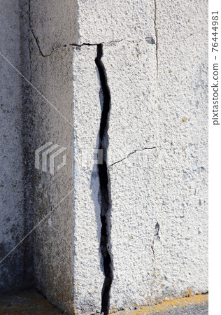 Cracks in the outer wall 76444981