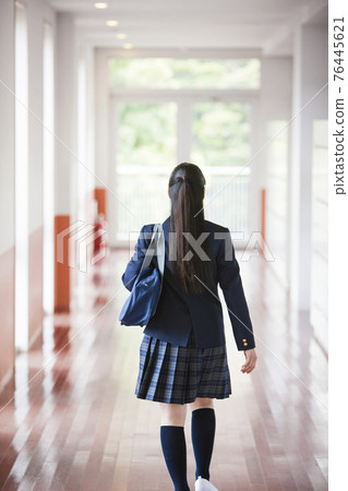走在學校走廊的高中生 76445621