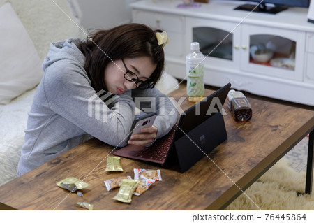 在家飄飄然的女人，退縮，自我克制 76445864