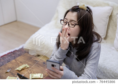 在家飄飄然的女人，退縮，自我克制 76445866