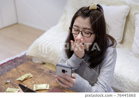 在家飄飄然的女人，退縮，自我克制 76445868