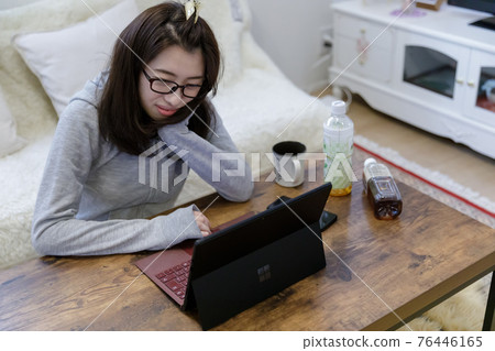在家飄飄然的女人,退縮,自我克制 在家飄飄然的女人,退縮,自我克制 76446165