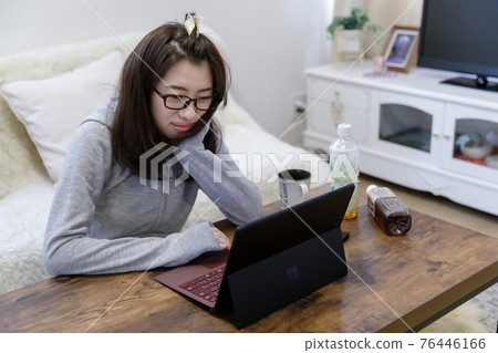 在家飄飄然的女人,退縮,自我克制 在家飄飄然的女人,退縮,自我克制 76446166